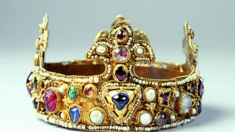 Prunkvolle Krone aus dem Domschatz Essen, kunstvoll ausgestellt.