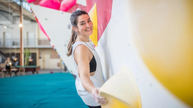 Erwachsene beim Bouldern in der Boulderbar Essen