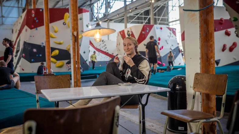 Erwachesene im Bistro in der Boulderbar Essen