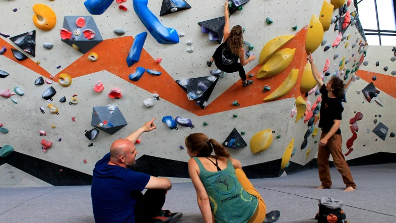 Gruppe beim Bouldern in der Boulderbar Bochum