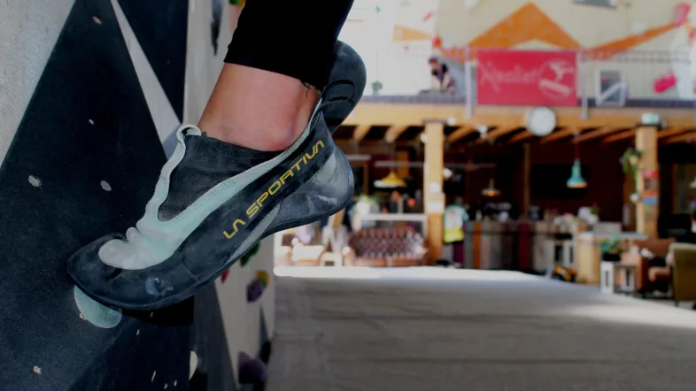 Kletterschuh im Vordergrund der Boulderbar Bochum