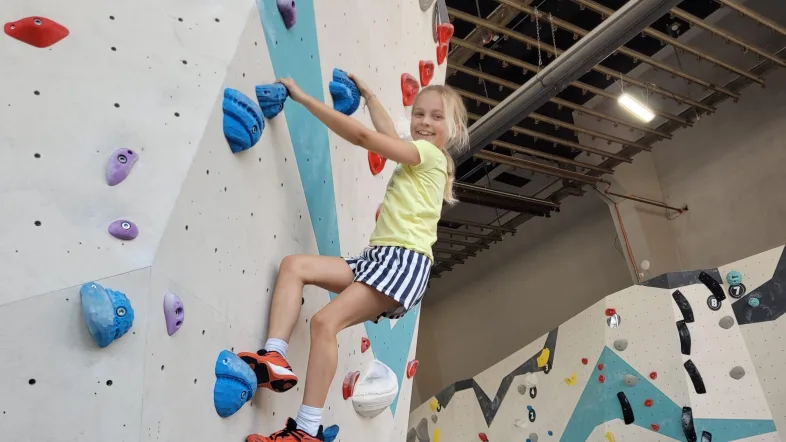 Kind klettert in der Boulderbar Gelsenkirchen