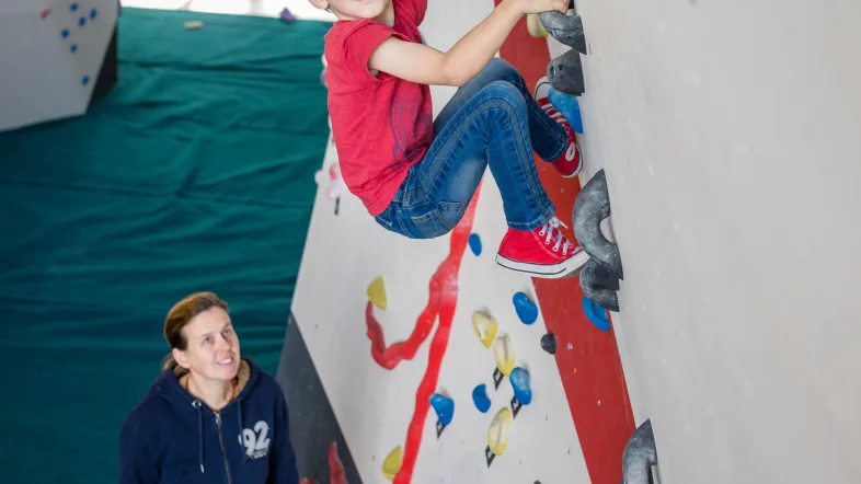 Kind mit Mutter im Kinderbereich der Boulder Essen