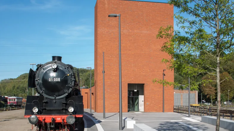 Eingang des Eisenbahnmuseums Bochum mit einer historischen Dampflokomotive im Vordergrund