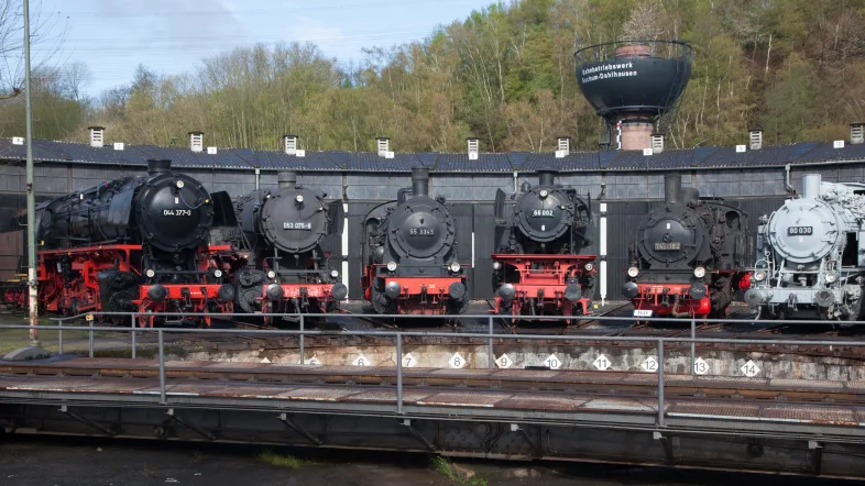 Historisches Werkstattgebäude im Eisenbahnmuseum Bochum mit restaurierten Lokomotiven.