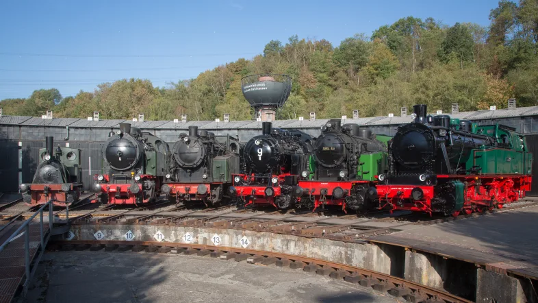 Historisches Werkstattgebäude im Eisenbahnmuseum Bochum mit restaurierten Lokomotiven.