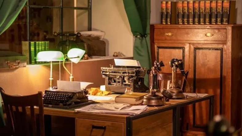 Büro mit Schreibtisch im Escape Room