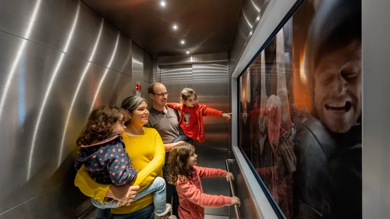 Familie im Erlebnisaufzug in Altena.