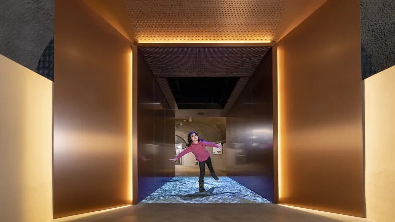 Mädchen in der Burg Altena.