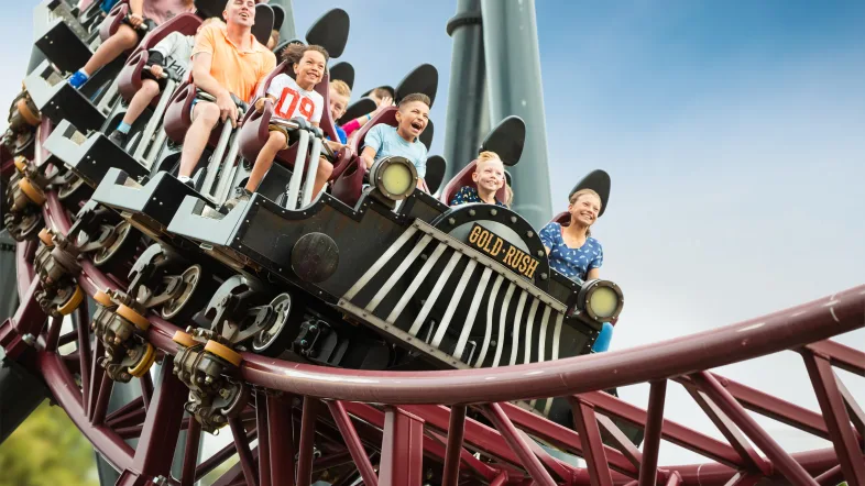 Einige Kinder fahren mit Achterbahn im Freizeit- und Ferienpark Slagharen.