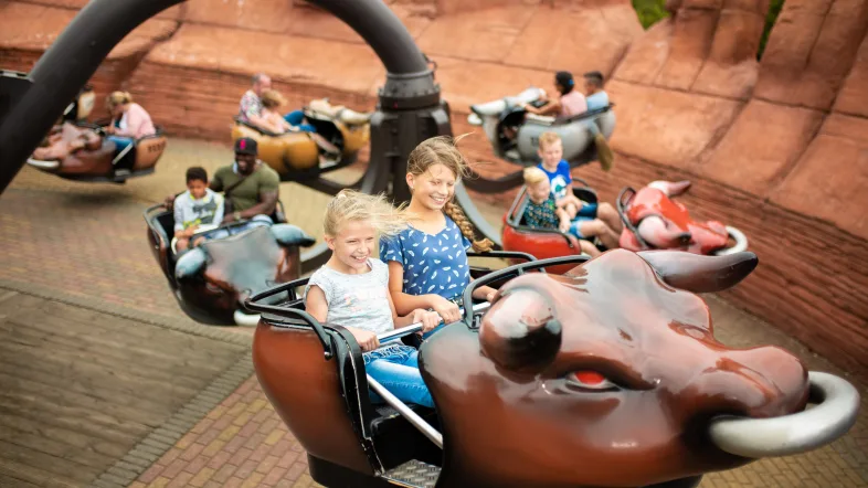 Kinder fahren mit einem Karussell im Freizeit- und Ferienpark Slagharen.