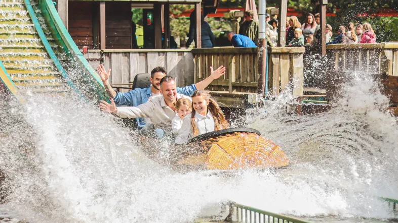 Menschen werden nass bei einer Fahrt in der Wildwasserbahn im Freizeit- und Ferienpark Slagharen.