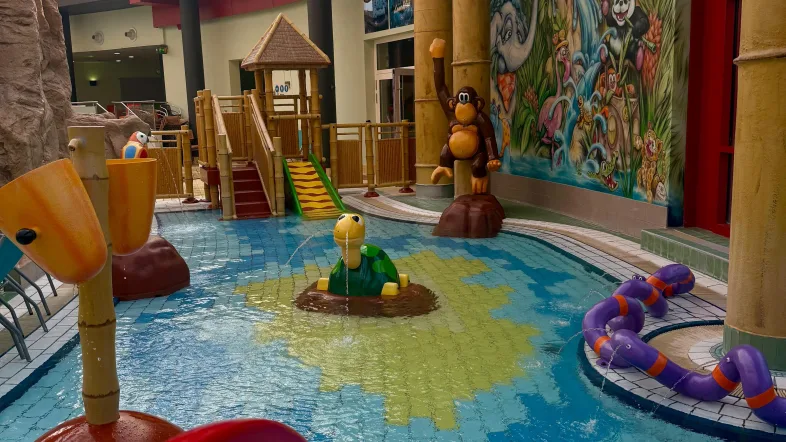 Kleinkindbereich mit Rutsche und Graffiti.