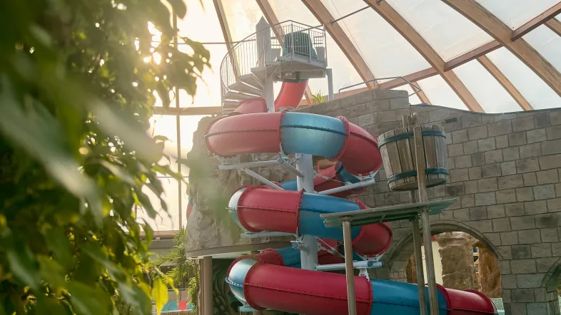 Rutsche im Erlebnisbecken zu sehen.
