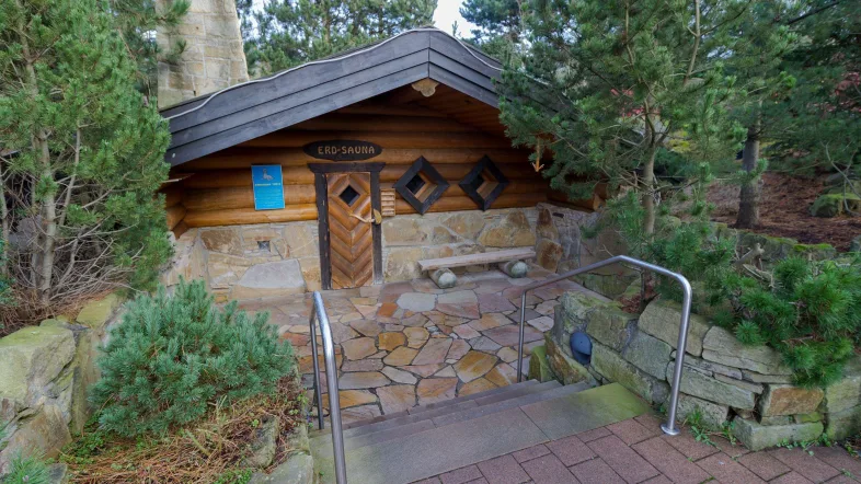 Außenansicht der Erdsauna im Bad Heveney Witten, eingebettet in natürliche Umgebung mit Holzelementen.