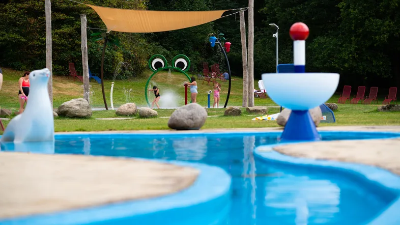 Spielplatz im Bad Heveney Witten mit Klettergerüsten und Rutschen, umgeben von Grünflächen.