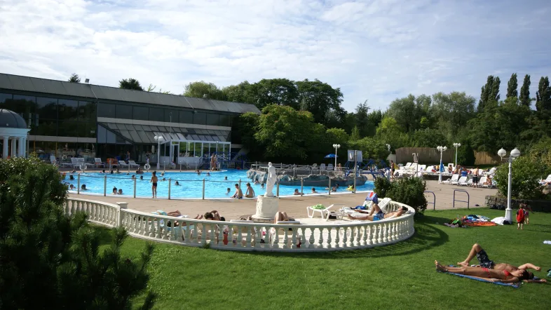Außenanlage der Niederrhein Therme Duisburg mit Schwimmbecken, Liegewiesen und grüner Umgebung
