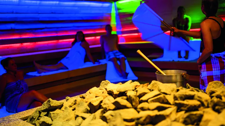 Innenansicht der Sauna in der Niederrhein Therme Duisburg mit Holzwänden und warmem Licht für eine entspannte Atmosphäre.