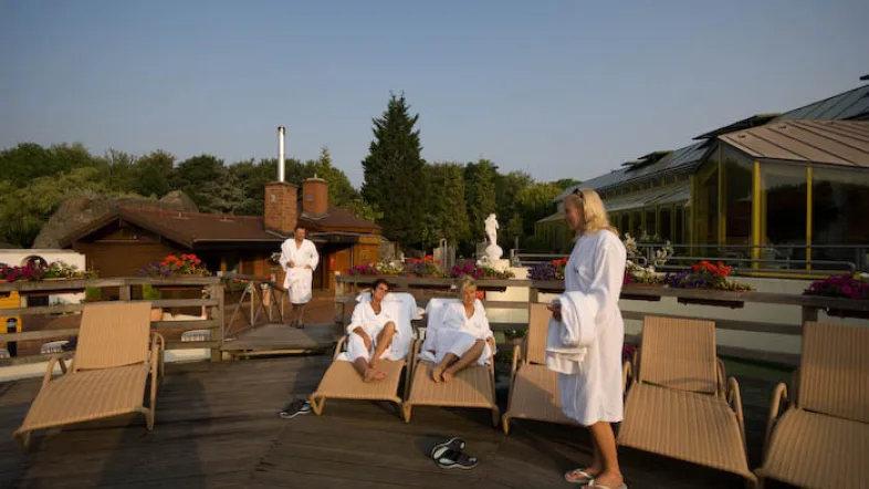 Liegeflächen in der Niederrhein Therme Duisburg mit komfortablen Liegestühlen und entspannter Atmosphäre.