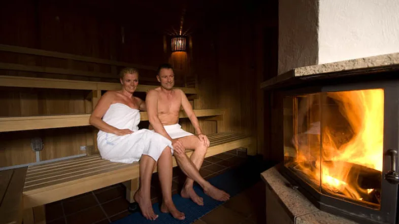 Paar entspannt gemeinsam in der Sauna der Niederrhein Therme Duisburg in ruhiger Atmosphäre.
