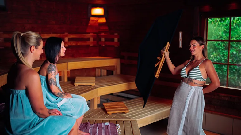 Freundinnen entspannen gemeinsam in der Sauna des Revierparks Vonderort und genießen die ruhige Atmosphäre.