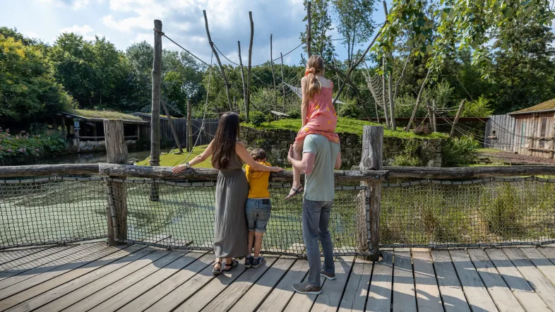 GaiaZoo Familie mit zwei Kindern schaut in ein Gehege
