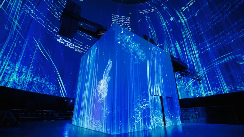 Blaue Lichtprojektion auf einen Kasten im Gaskessel Wuppertal.