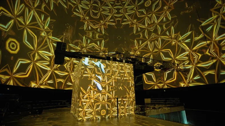 Goldene Lichtprojektion an der Wand im Gaskessel Wuppertal.