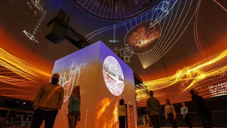 Orangefarbener Ausstellungskasten im Gaskessel Wuppertal.