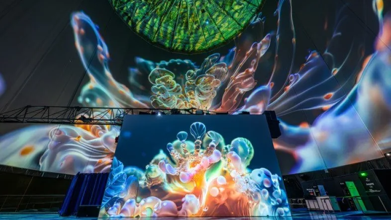 Bunte Lichtprojektion Visiodrom im Gaskessel Wuppertal.