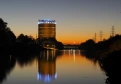 Gasometer Oberhausen in Außenansicht bei Sonnenuntergang mit warmem Abendlicht.