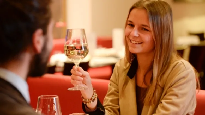 Zwei Gäste trinken Wein im GOP Varieté Essen.