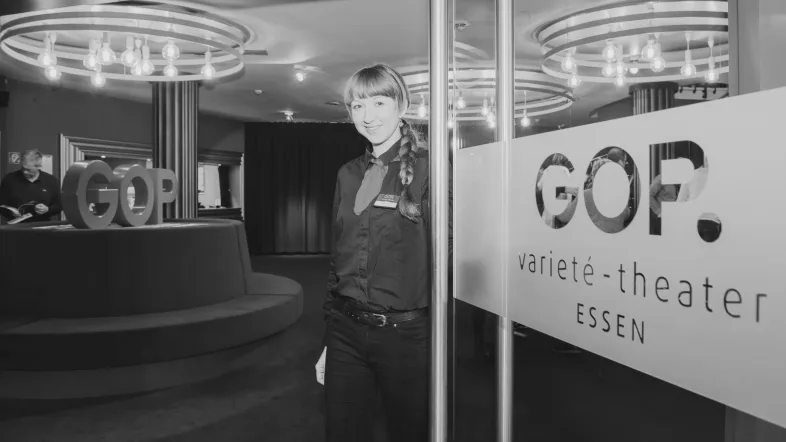 Frau öffnet Türen zu GOP.
