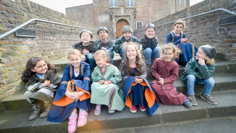 Kinder entdecken spielerisch die Ausstellung im Grafschafter Museum Moers.