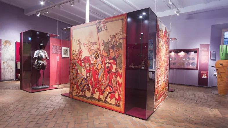 Ausstellungsbereich zum Mittelalter im Grafschafter Museum Moers mit historischen Exponaten.