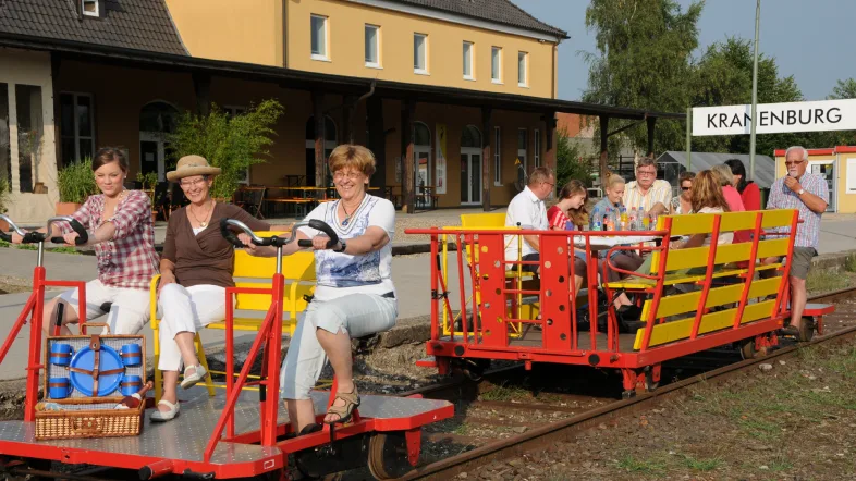 Eine Gruppe bei einem Picnic auf der Grenzland Draisine in Kranenburg.