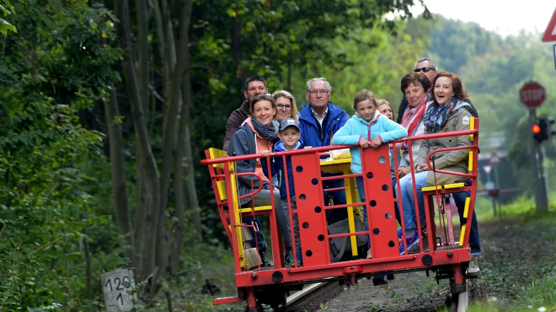 Eine Familie auf der Fahrt mit der Grenzland Draisine.
