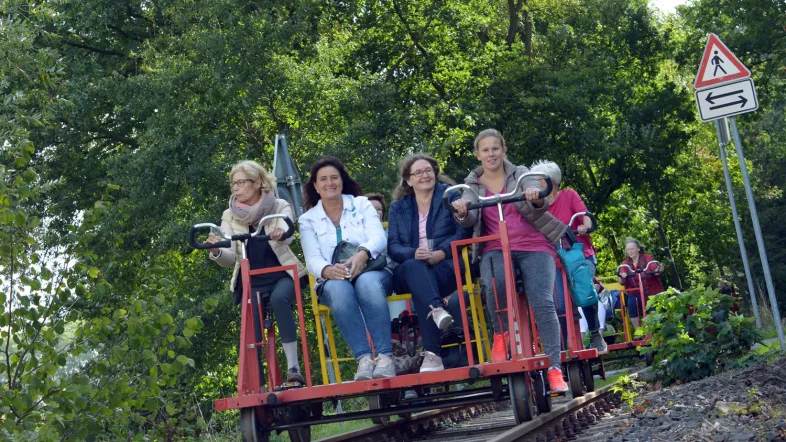 Eine Gruppe bei der Fahrt mit der Grenzland Draisine.