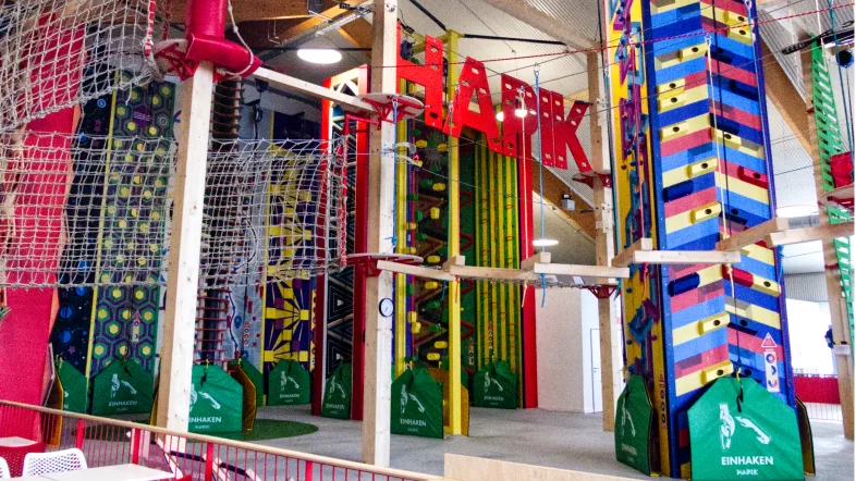 In der HAPIK Kletterhalle Bochum gibt es viele bunte Kletterwände, besondere Kletterelemente, einen Hochseilgarten und eine kleine Kletterspielwelt für die Jüngsten.