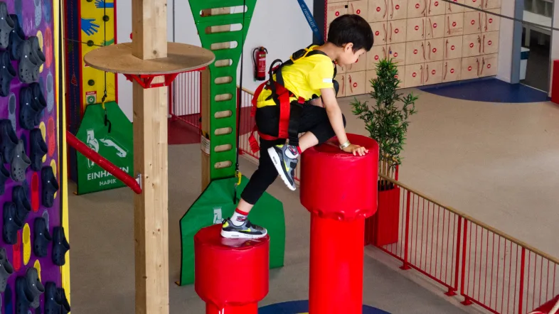 Der Stairway to Heaven ist eines von vielen spannenden Kletterelementen in den HAPIK Kletterhallen.