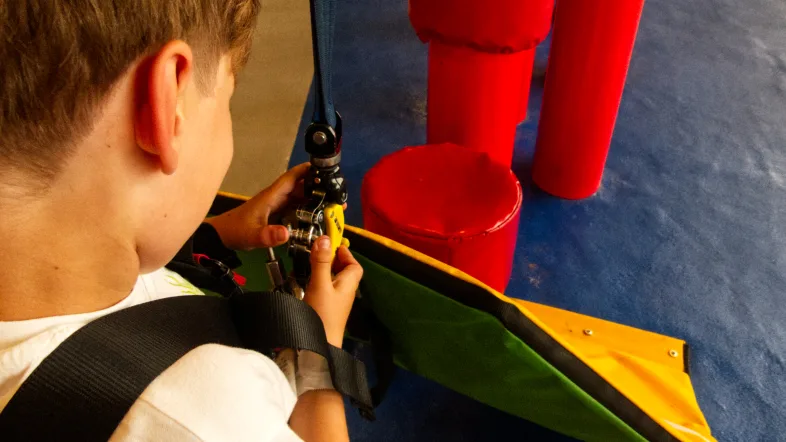 Das Sicherheitssystem mit Schlüssel-Schloss-Prinzip ist kinderleicht und wird allen Kletterern in der Sicherheitseinweisung erklärt. Damit braucht ihr keinen Partner, der euch sichert!