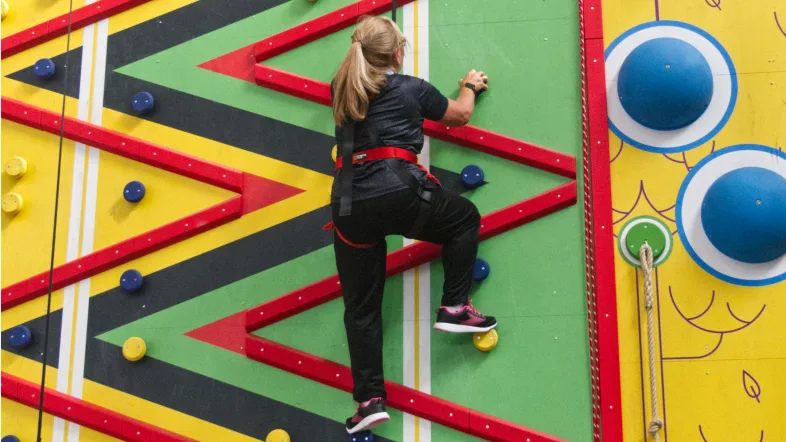 In den HAPIK Kletterhallen gibt es zahlreiche, farbenfrohe Kletterwände. Das bedeutet Kletterspaß für Kinder und Erwachsene!