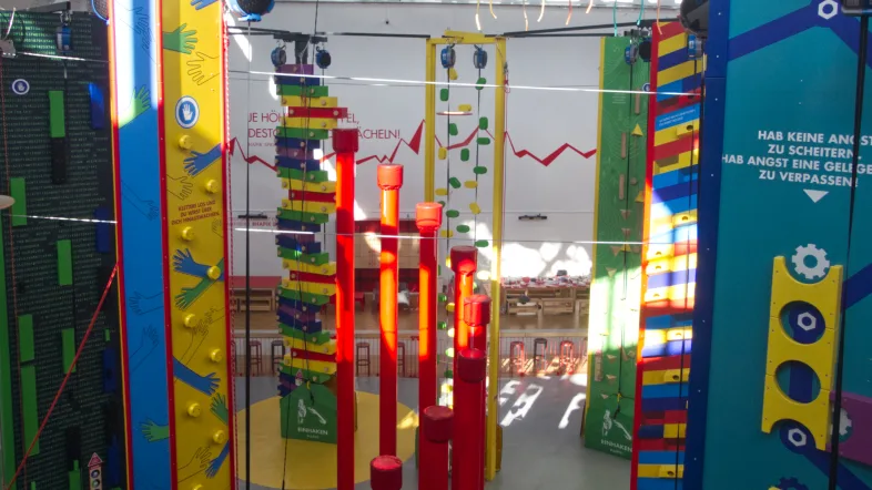 In der HAPIK Kletterhalle Mülheim gibt es viele bunte Kletterwände, besondere Kletterelemente, einen Hochseilgarten und eine große Kletterspielwelt für die Jüngsten.