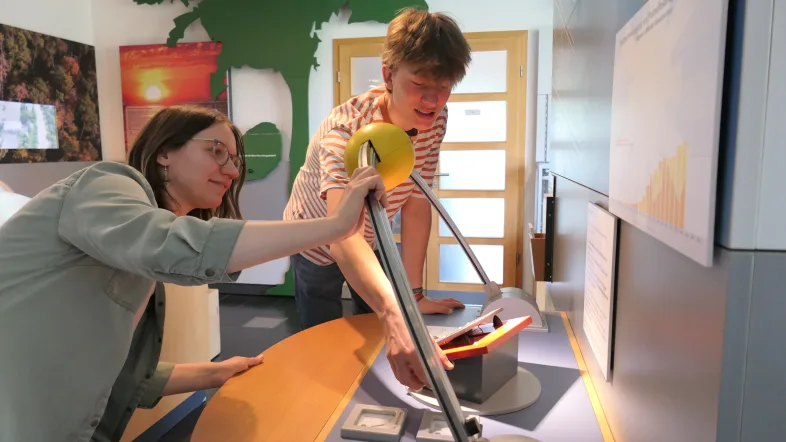 Freunde bei einem gemeinsamen Experiment im Labor des Haus Ruhrnatur in Mülheim.