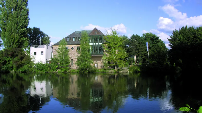 Haus Ruhrnatur in Mülheim an der Ruhr, direkt am Wasser gelegen, von außen gesehen.