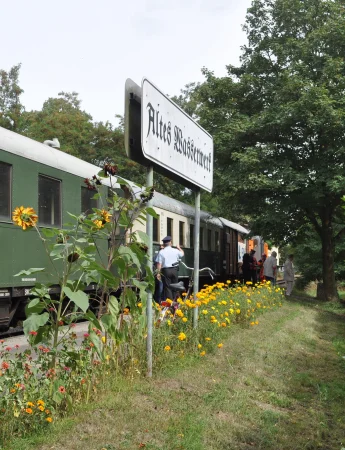 Alte Lokomotive an einer Haltestelle des historischen Schienenverkehrs in Wesel.