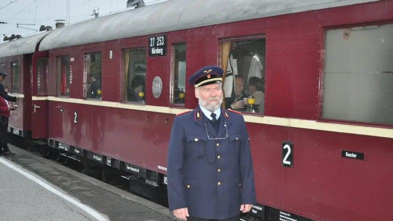 Zugbegleiter am Bahnsteig