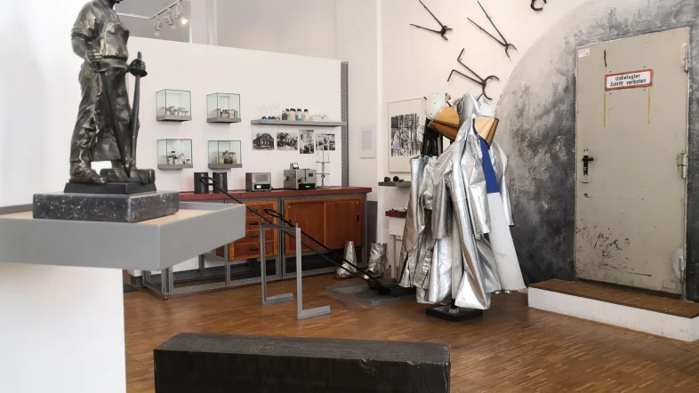 Ausstellungsraum im Hoesch-Museum Dortmund mit historischen Industrieobjekten.