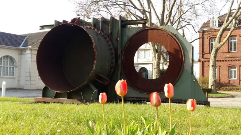 Tulpenbeet vor dem Hoesch-Museum in Dortmund.