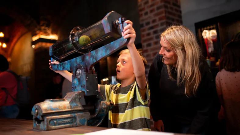 Ein Junge versucht sich an einem Trick mit einem Ball im HOUSE OF MAGIC - powered by Ehrlich Brothers in Oberhausen.